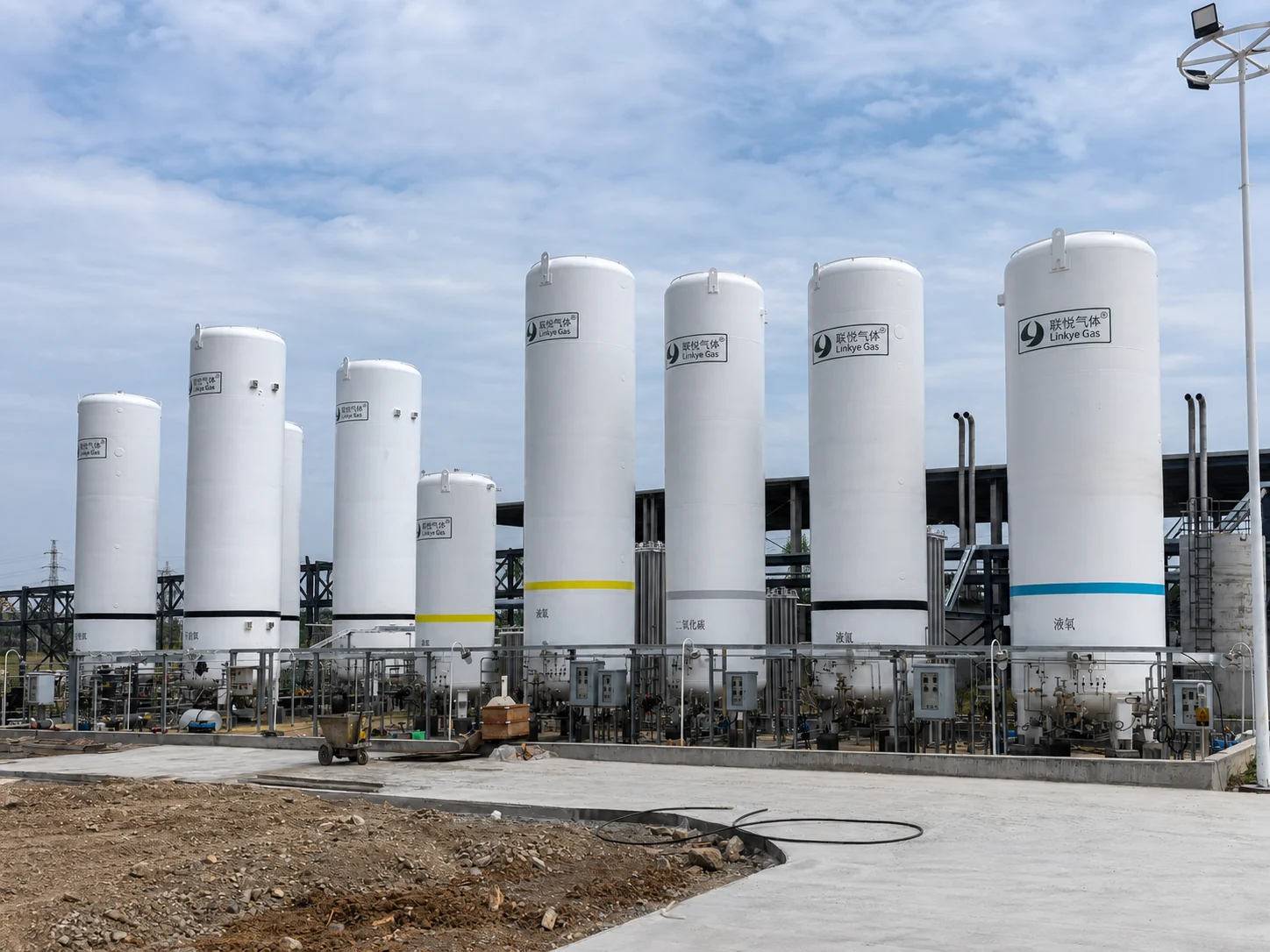 Outdoor industrial gas storage tanks and connecting pipework